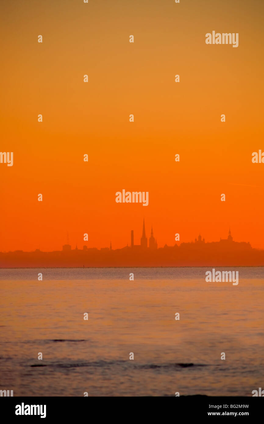 Silhouette der estnischen Hauptstadt Tallinn im Sonnenuntergang. Stockfoto