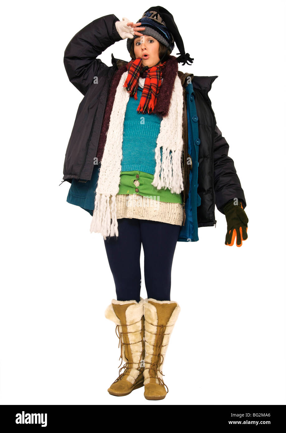 Junge Frau, die unter ihrem Multi-Schichten von Kleidung, Wärmegefühl Stockfoto