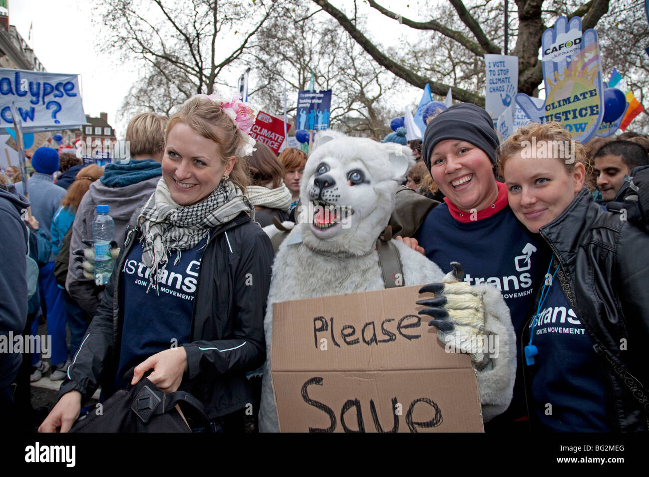 Klima-Aktivisten mit Mann lächelnd gekleidet Eisbär auf The Wave Climate Change März London Dezember 5 200 Stockfoto