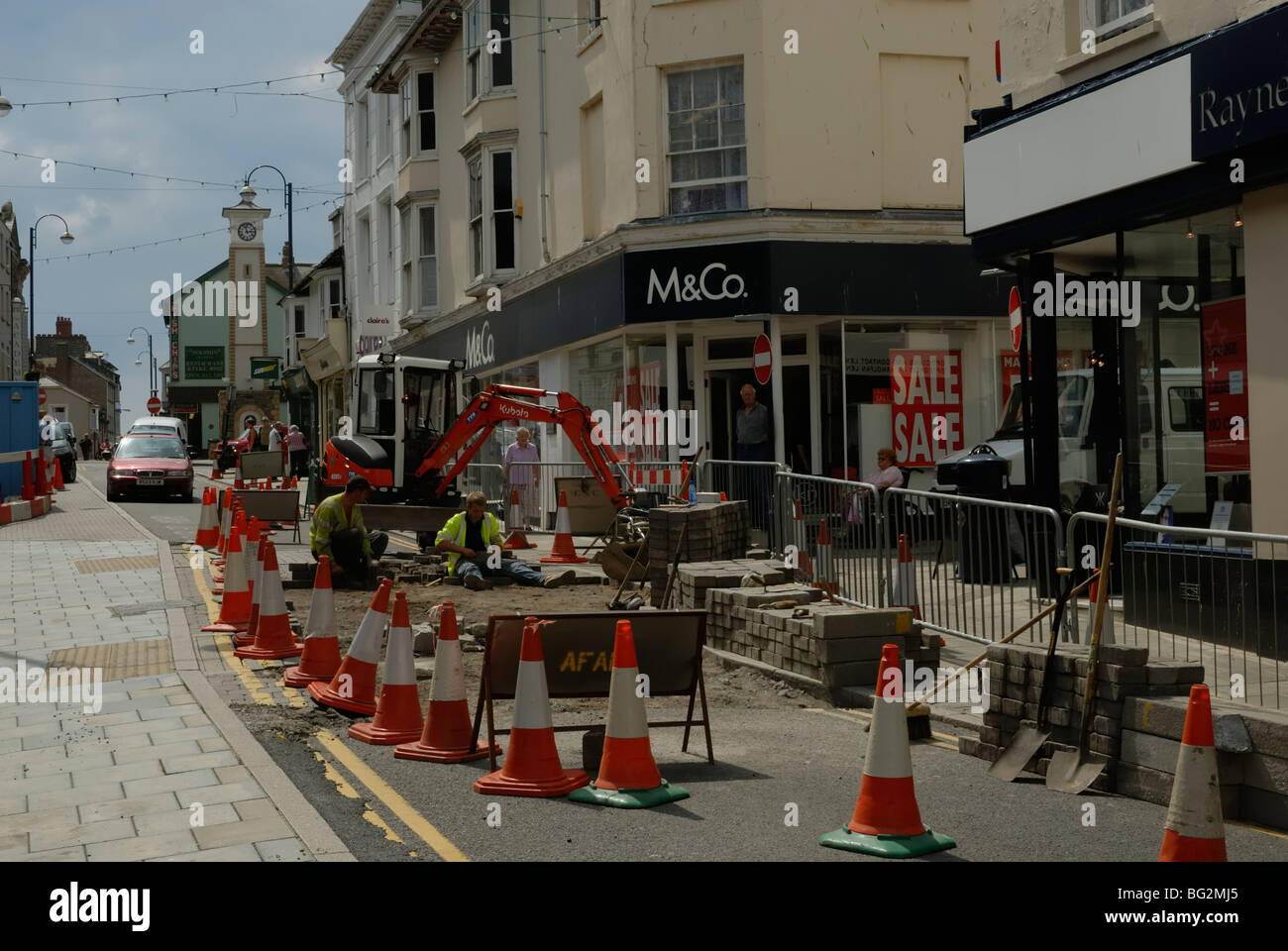 Des Rates Arbeiter Verlegung Pflastersteine auf große Darkgate Street, Wales, Aberystwyth, Ceredigion. Stockfoto