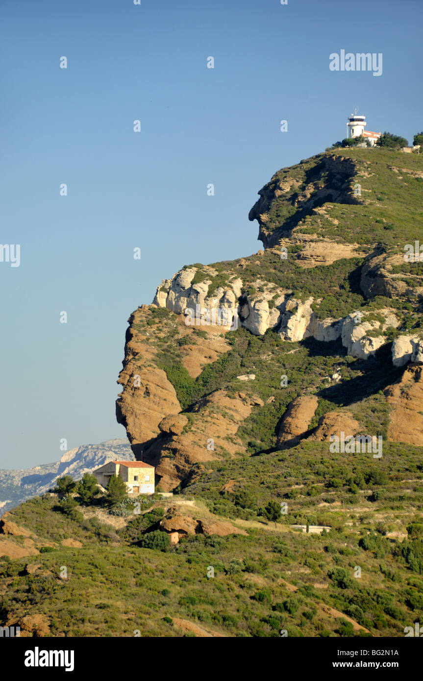 Haus am Rand der Klippen oder Cliff Edge und Leuchtturm, Route des Kretas, La Ciotat, Provence, Frankreich Stockfoto