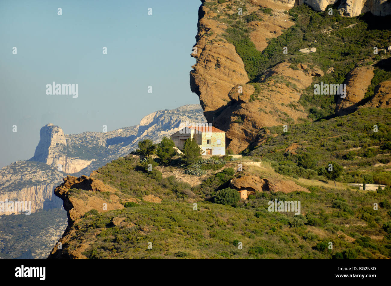 Haus am Rand der Klippen oder Cliff Edge, in der Nähe von La Ciotat, Provence, Frankreich Stockfoto