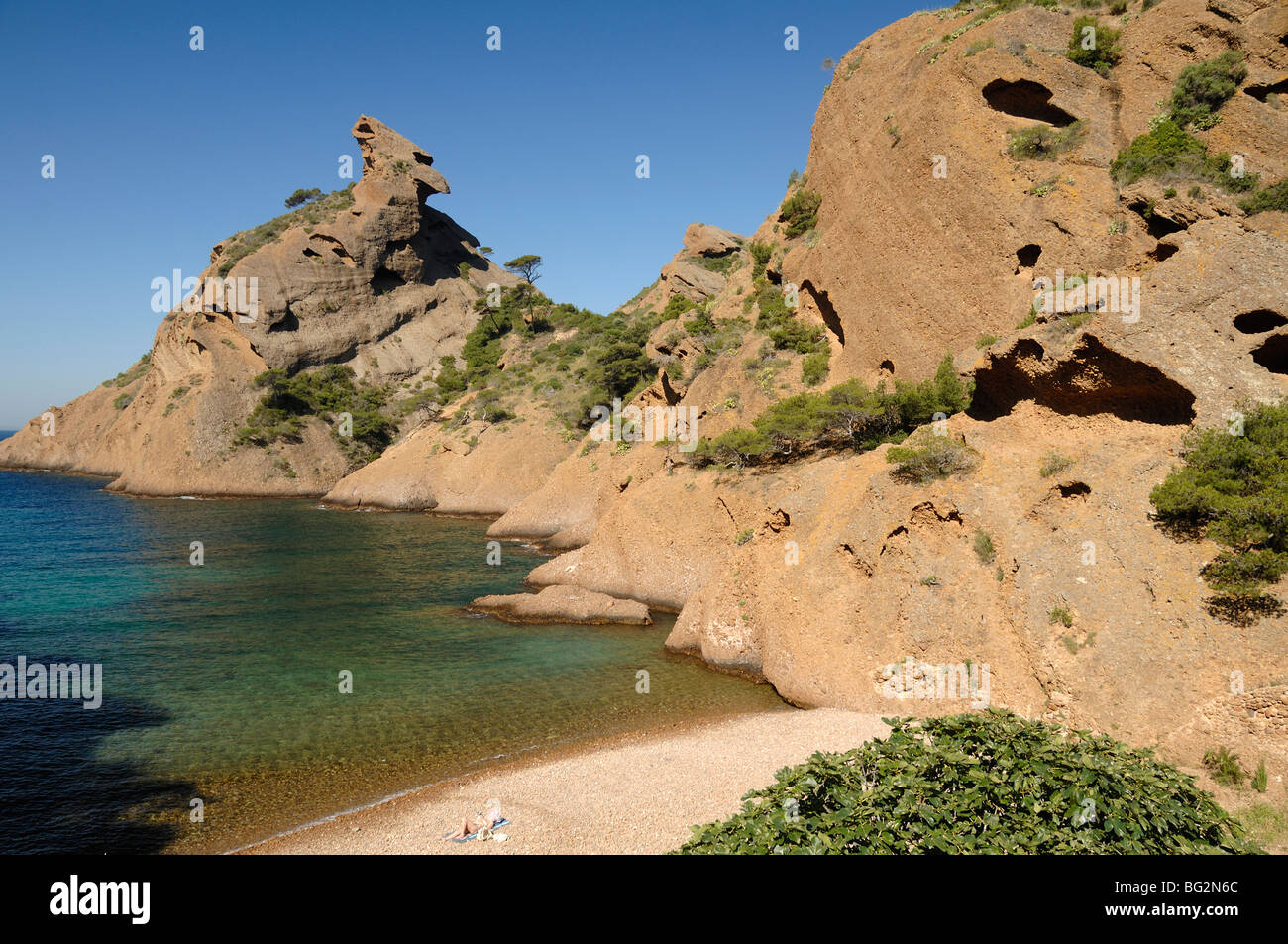 Einzelne Sonnenanbeter am Kiesstrand bei Calanque de Figuerolles, Mittelmeerküste, La Ciotat, Provence, Frankreich Stockfoto