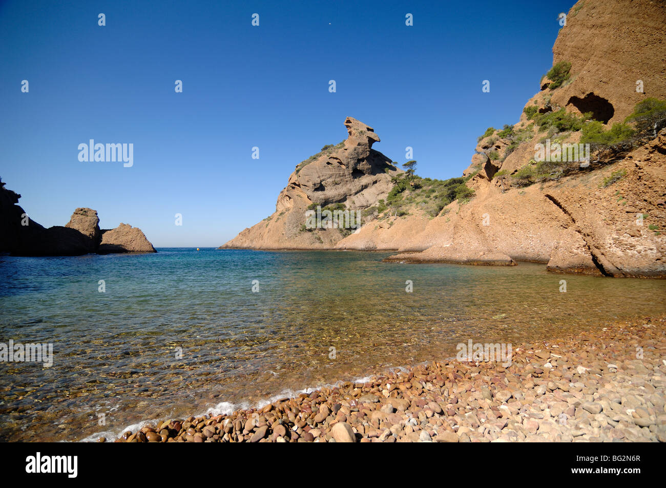 Menschenleer, Pebble Beach, Bay & schmalen Meeresarm, Calanque de Figuerolles, Mittelmeerküste, La Ciotat, Provence, Frankreich Stockfoto