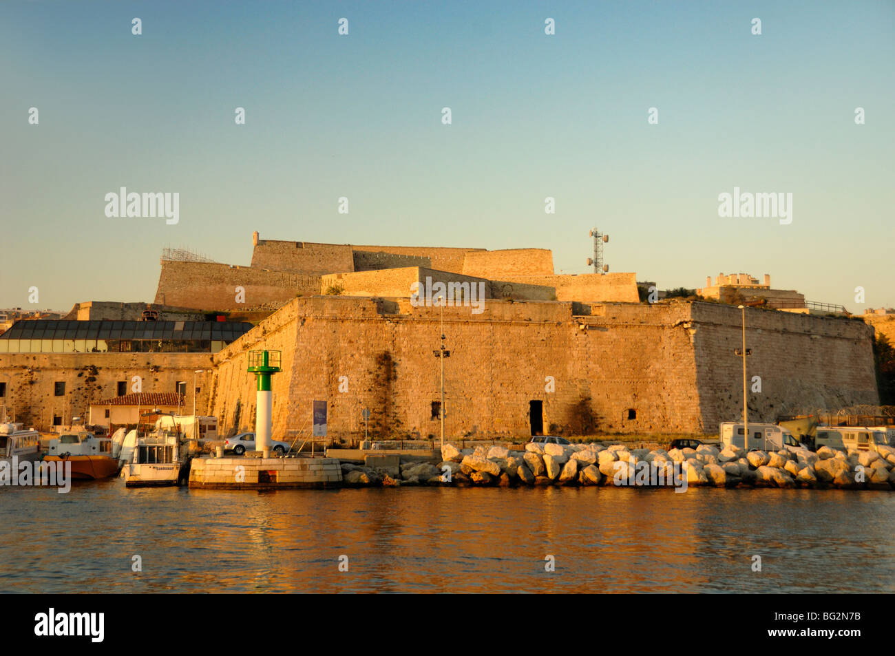 Sonnenaufgang über Fort Saint Nicolas oder Saint-Nicolas Fort, dem Vieux Port oder dem Alten Hafen, Hafen, Marseille oder Marseille, Frankreich Stockfoto