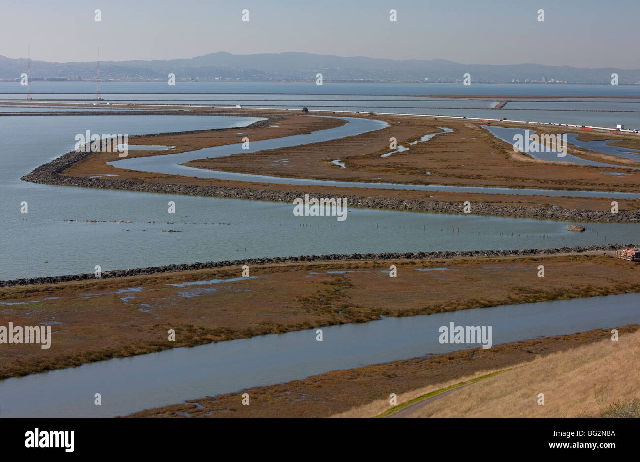 Salzwiesen, Pools und Lagunen am Don Edwards San Francisco Bay National Wildlife Refuge, Kalifornien, Vereinigte Staaten Stockfoto