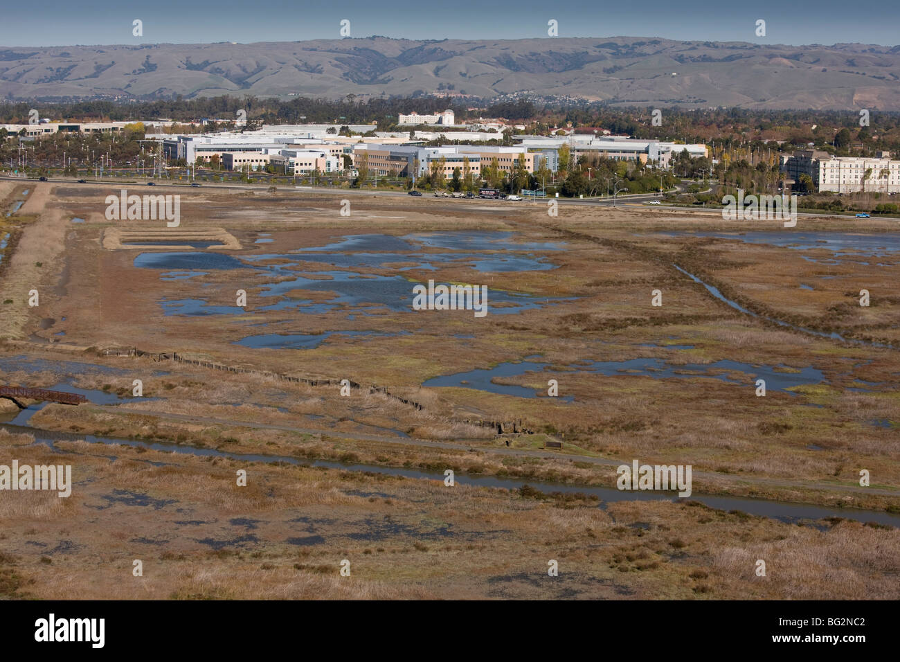 Salzwiesen, Pools und Lagunen am Don Edwards San Francisco Bay National Wildlife Refuge, Kalifornien, Vereinigte Staaten Stockfoto