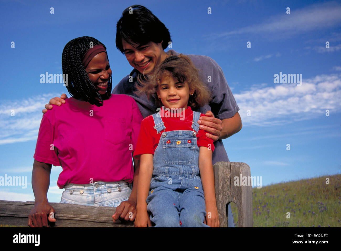 Mischlinge-Familie im Bereich Stockfoto