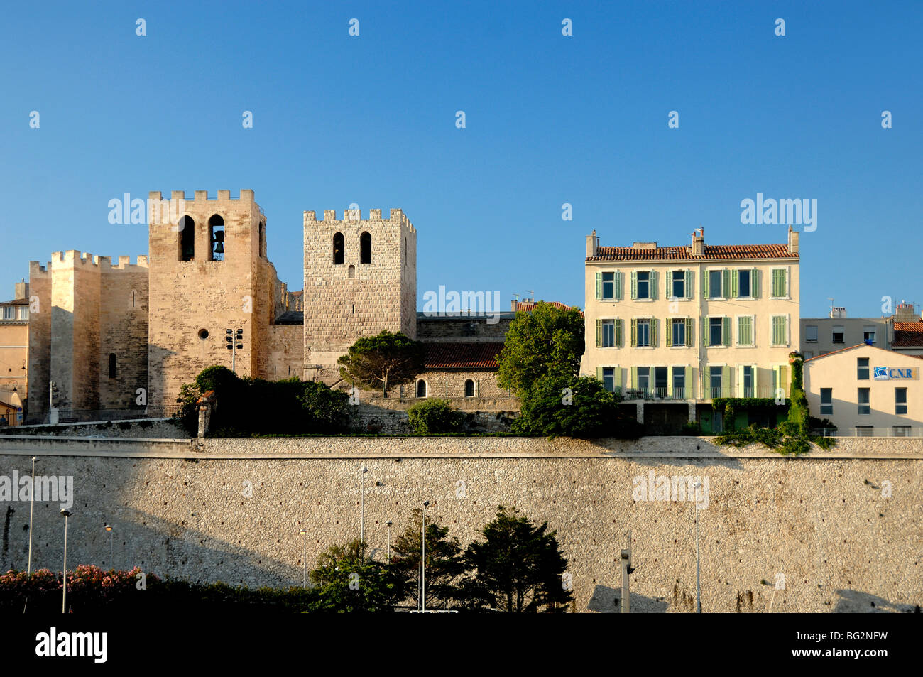 Mittelalterliche befestigte St.-Victor-Kirche oder Basilica St-Victor (1040) und Stadtmauern, Marseille oder Marseille, Provence, Frankreich Stockfoto