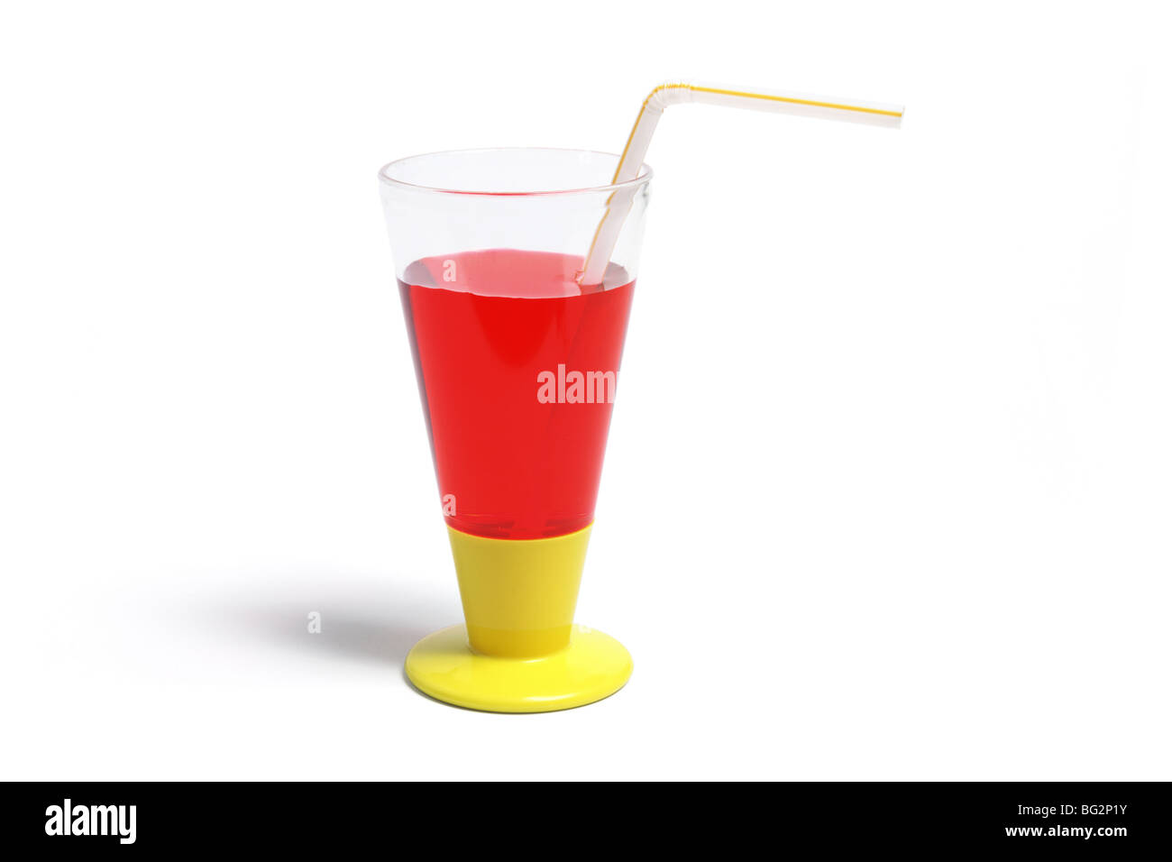 Alkoholfreie Getränke im Plastikbecher Stockfoto