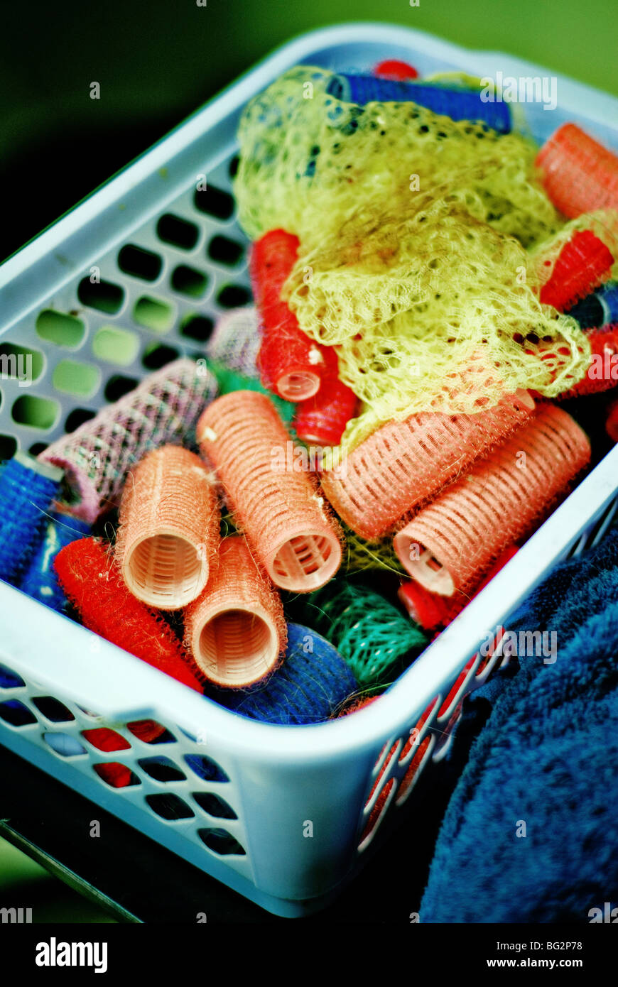 eine Schachtel Haarnadeln Rollen und net Stockfoto