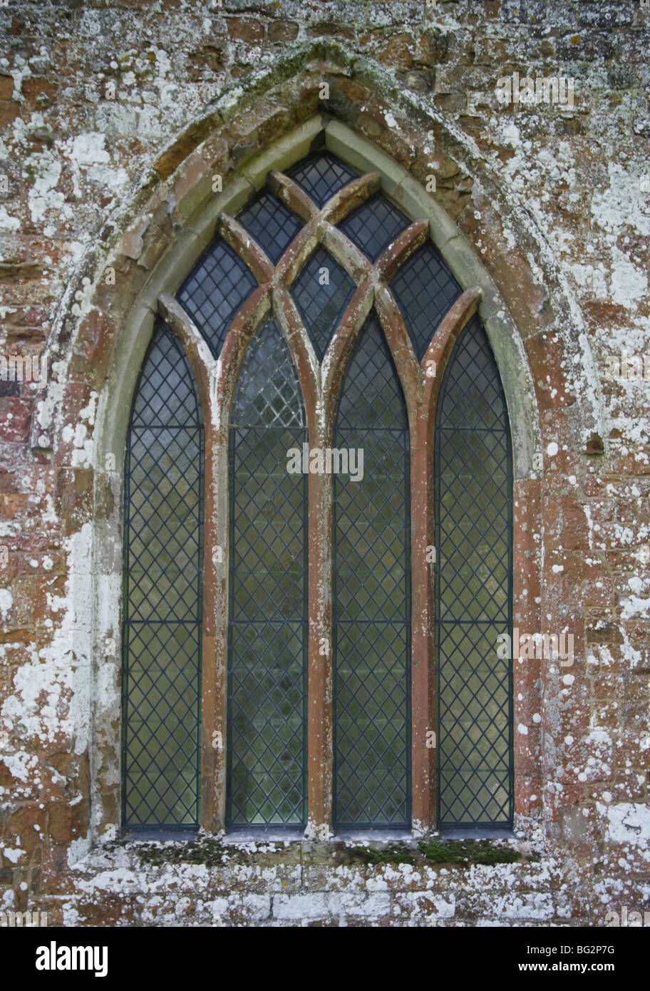 Kirchenfenster aus dem 13.. Jahrhundert mit einfachem, sich kreuzenden Y-Tracery, Dekor; All Saints Church, Burton Dasset, Warwickshire Stockfoto