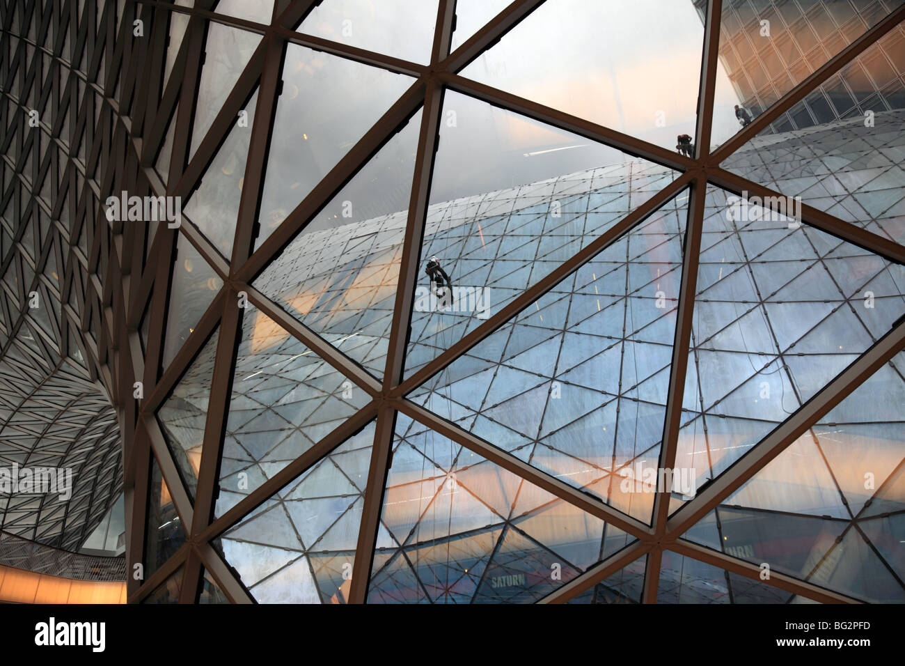 Reinigung von Fenstern im MyZeil Shopping Center in Frankfurt Stockfoto