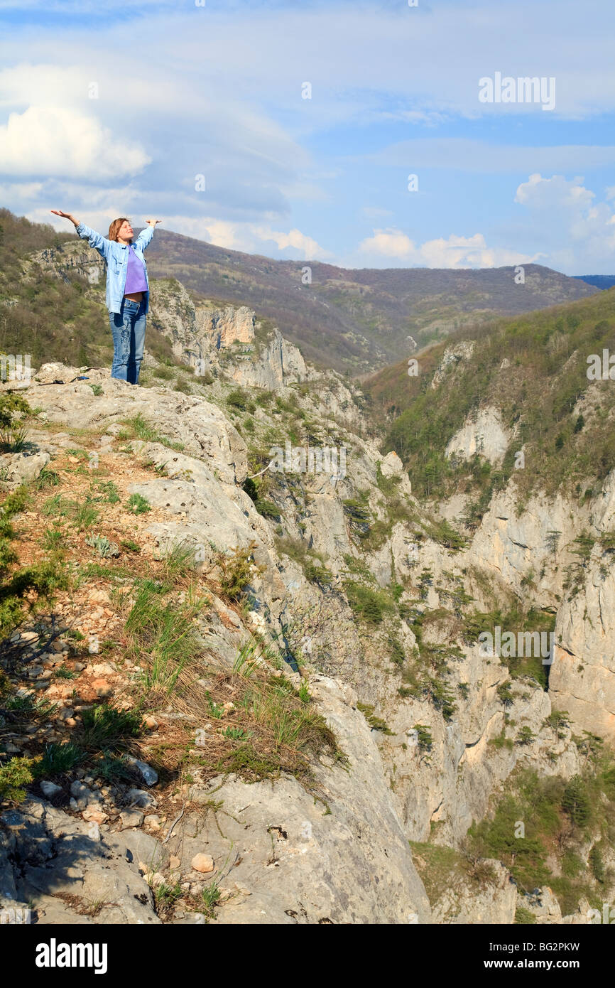 Frühling große Krim Canyon Berglandschaft und Frau an der Spitze (Ukraine). Stockfoto