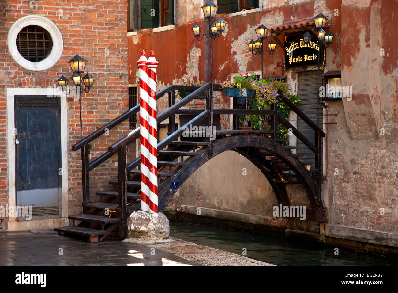 Kleine Fussgängerbrücke über Kanal in Venedig Veneto Italien Stockfoto