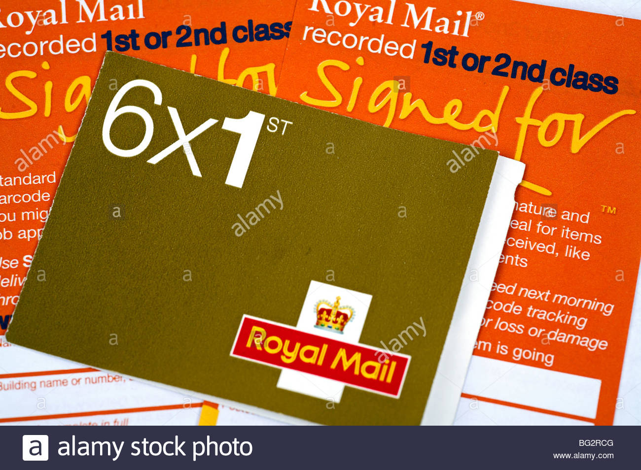 Buch des Königreichs 1. Klasse Briefmarken und Royal Mail-Einschreiben mit Rückschein-Formulare Stockfoto