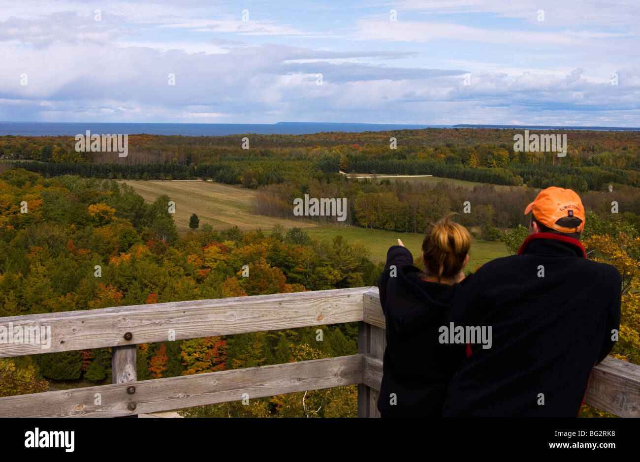 Ein paar stand auf einer Aussichtsplattform Herbstfarben auf Washington Island, Wisconsin zu suchen. Stockfoto