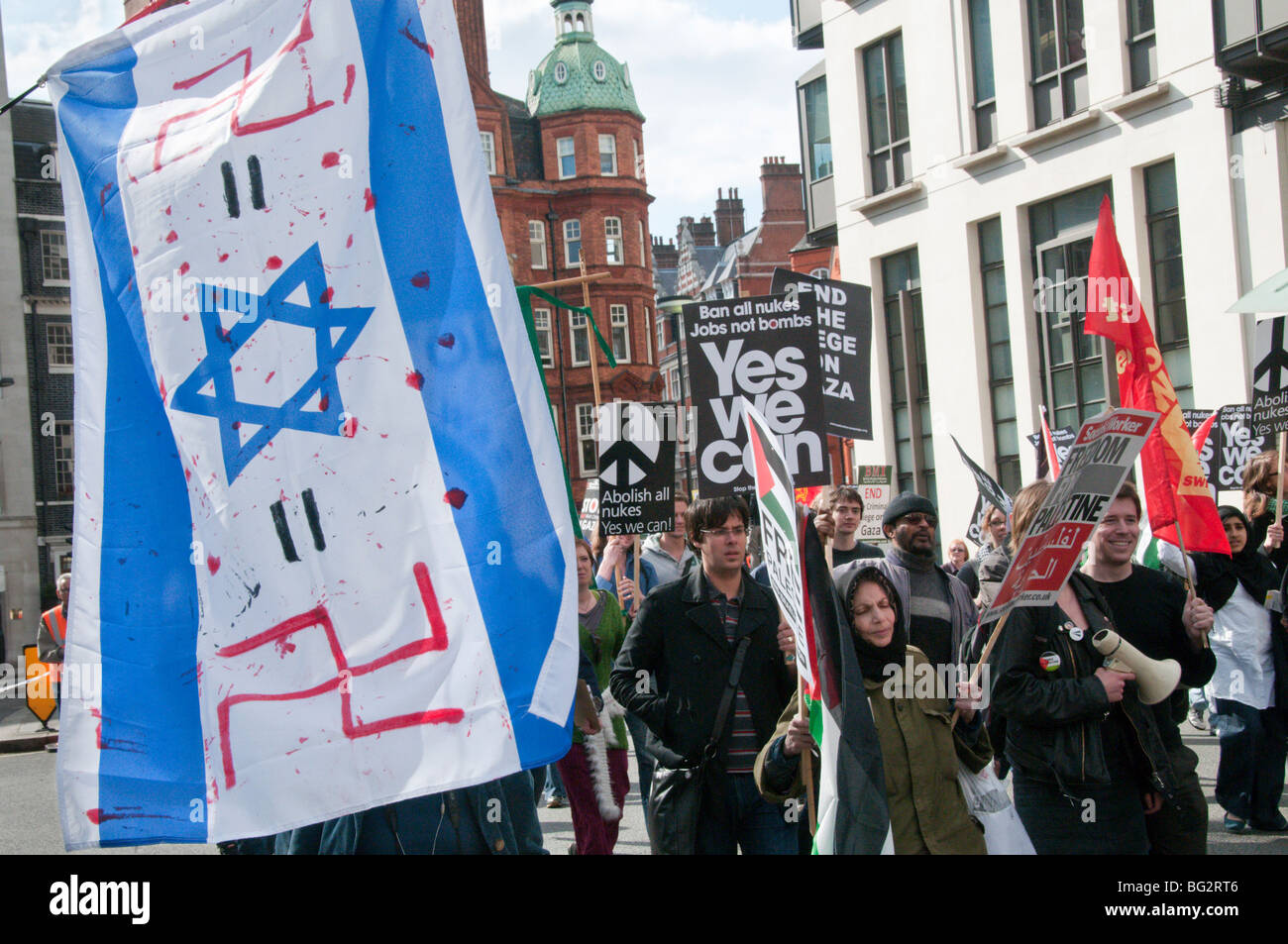 Arbeitsplätze nicht Bomben marschieren und Rallye durch Anschlag, Krieg, CND, PSC und BMI. Demonstranten mit israelischen Flagge mit Hakenkreuzen Stockfoto
