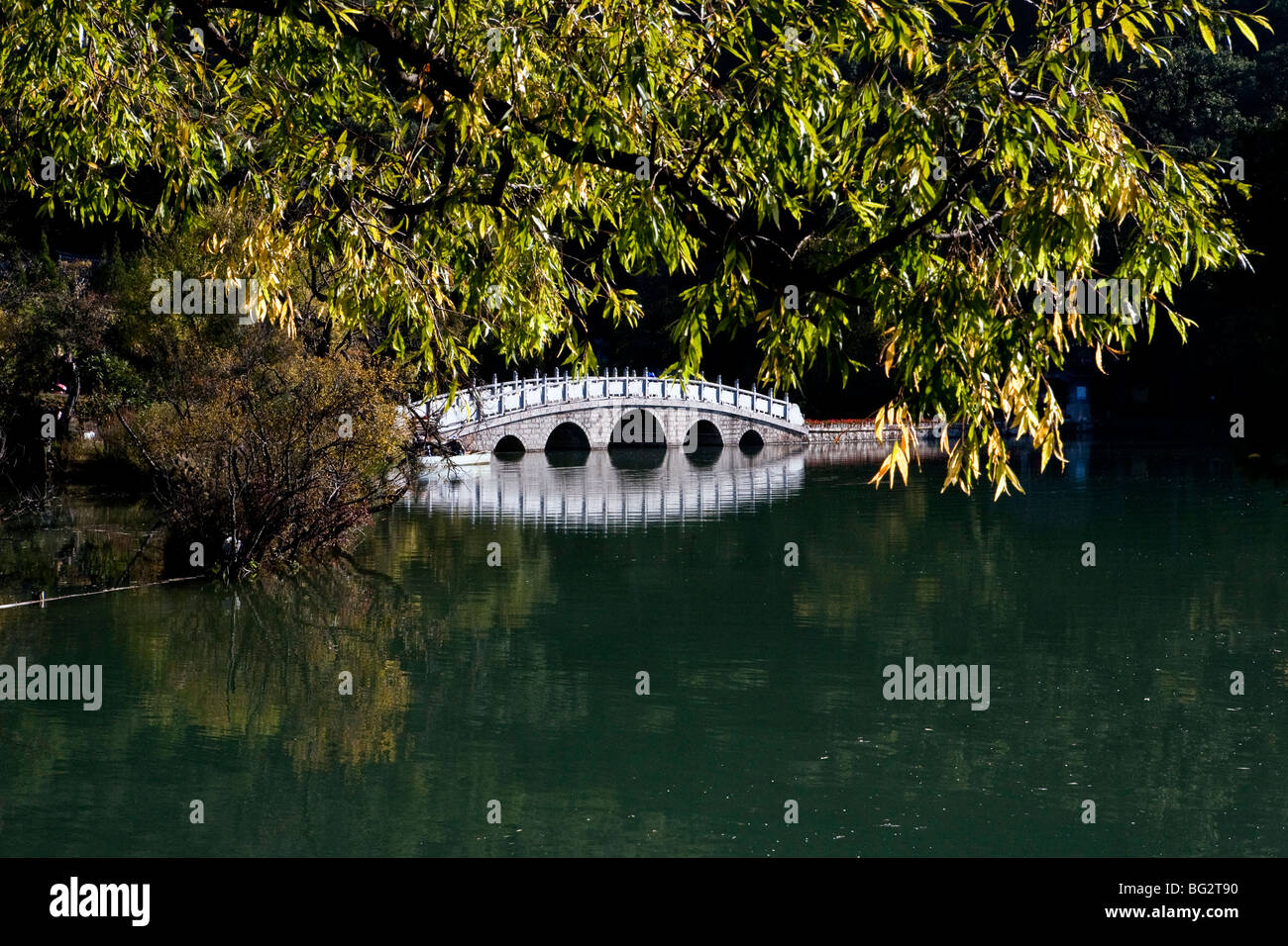 Marmorbrücke spiegelt sich in der Black Dragon Pool.Lijiang, Provinz Yunnan, China Stockfoto