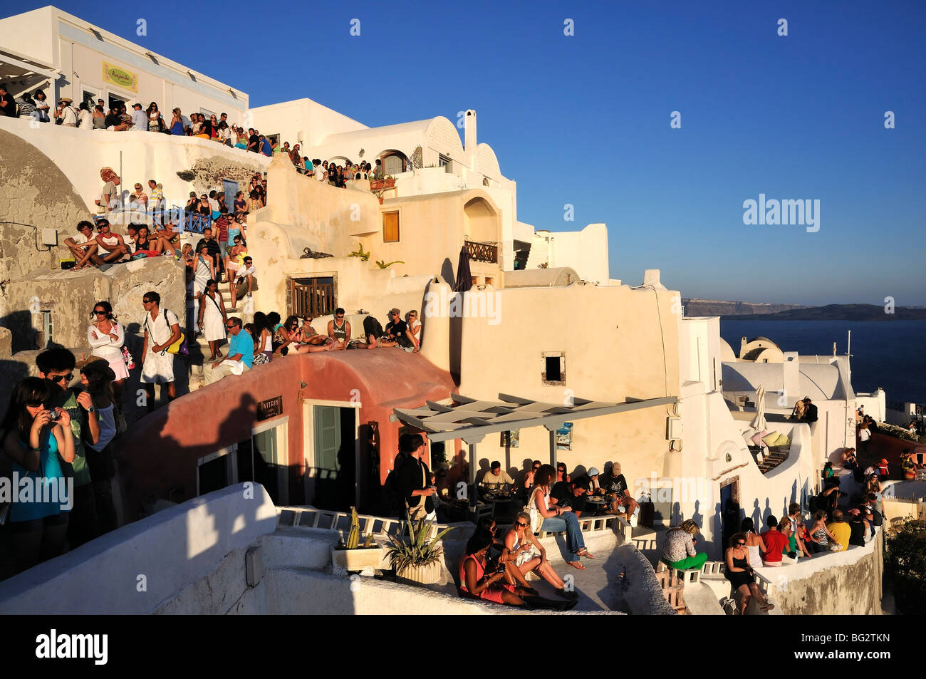 Menschen, die den berühmten Sonnenuntergang am Dorf Oia, Santorin, Griechenland Stockfoto