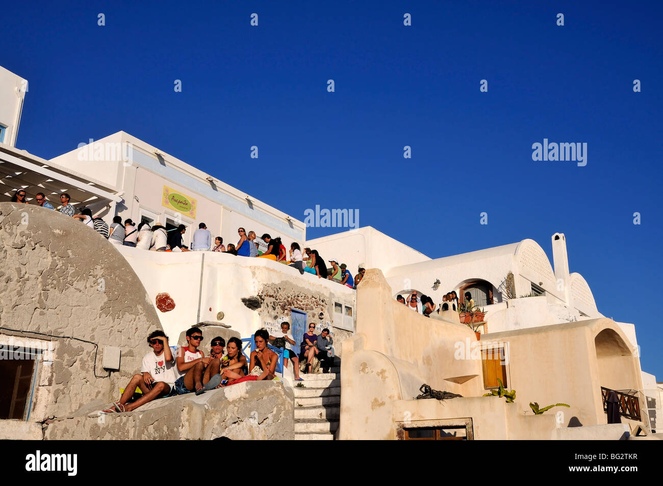 Menschen, die den berühmten Sonnenuntergang am Dorf Oia, Santorin, Griechenland Stockfoto