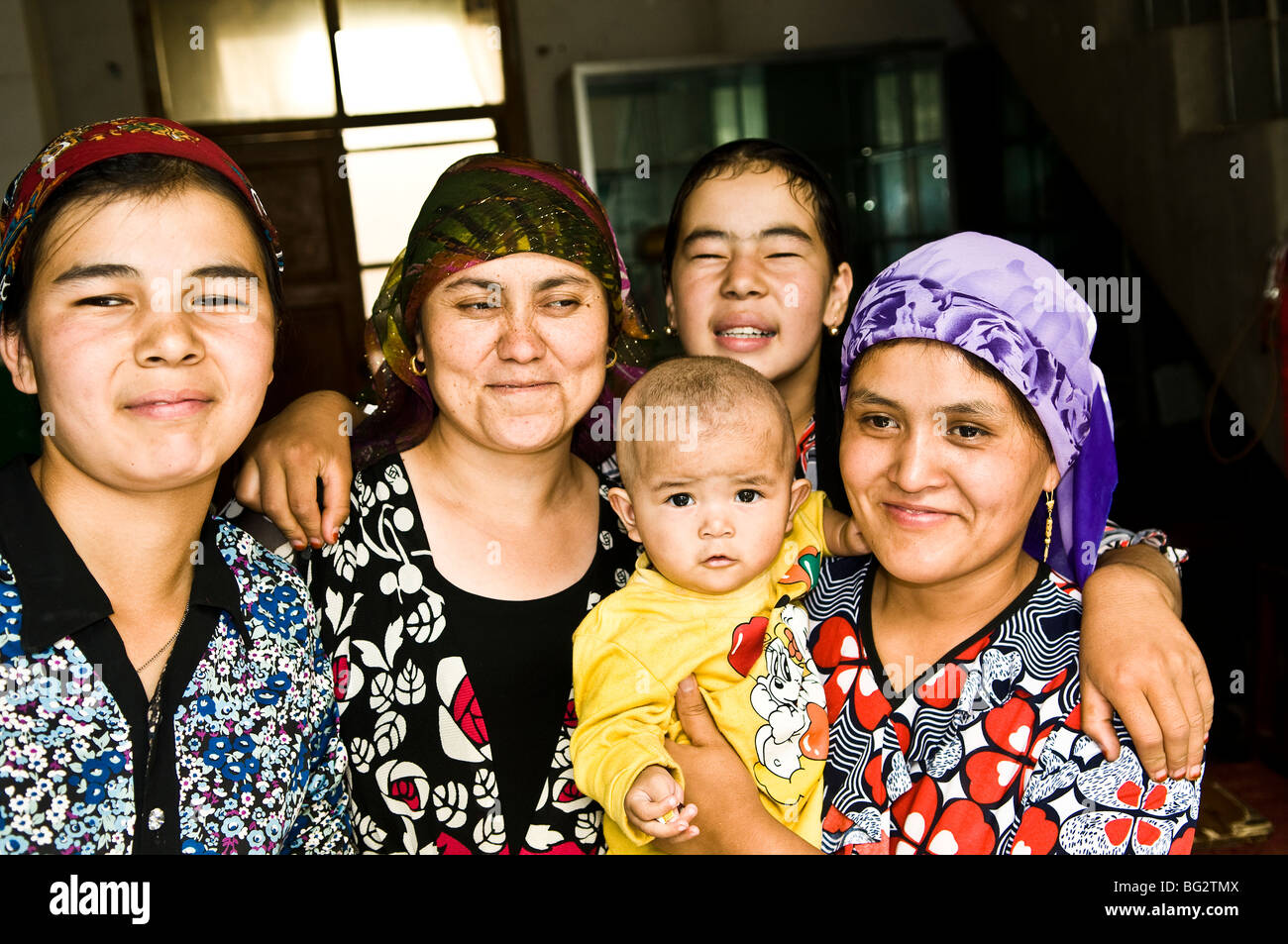 Tajikistan Frauen posieren für ein Familienporträt. Stockfoto
