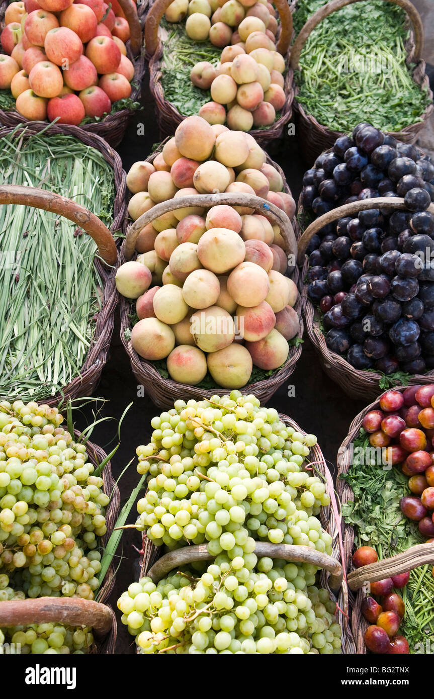 Früchte für den Verkauf auf den lebhaften Märkten von Kashgar. Stockfoto
