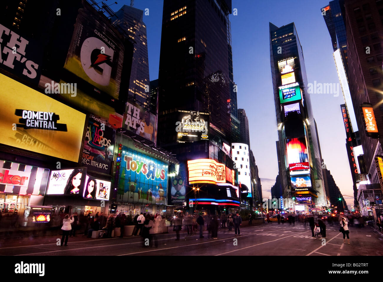 Nachtaufnahme des Times Square in Manhattan (New York City) mit der beleuchtete Plakate und Werbung und viele Touristen. Stockfoto