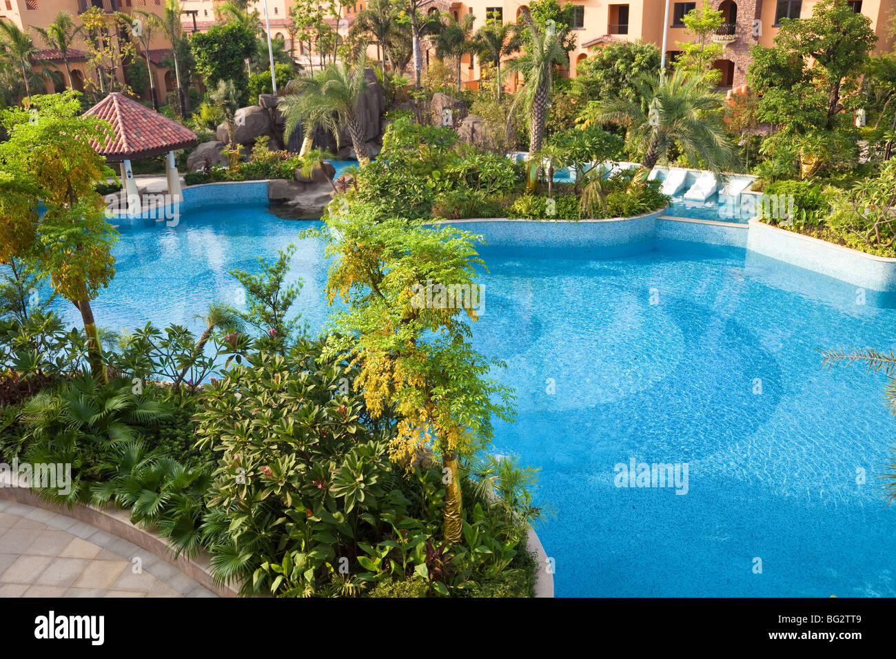 Swimming Pool und im Garten in einem neuen chinesischen Wohnviertel Stockfoto