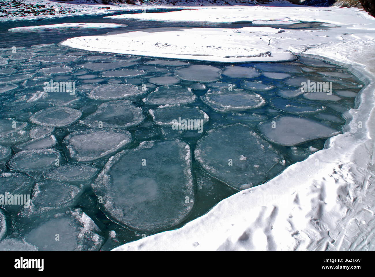 Eis, Schnee und Wasser Formationen auf dem Zanskar-Fluss im Winter gesehen. Stockfoto