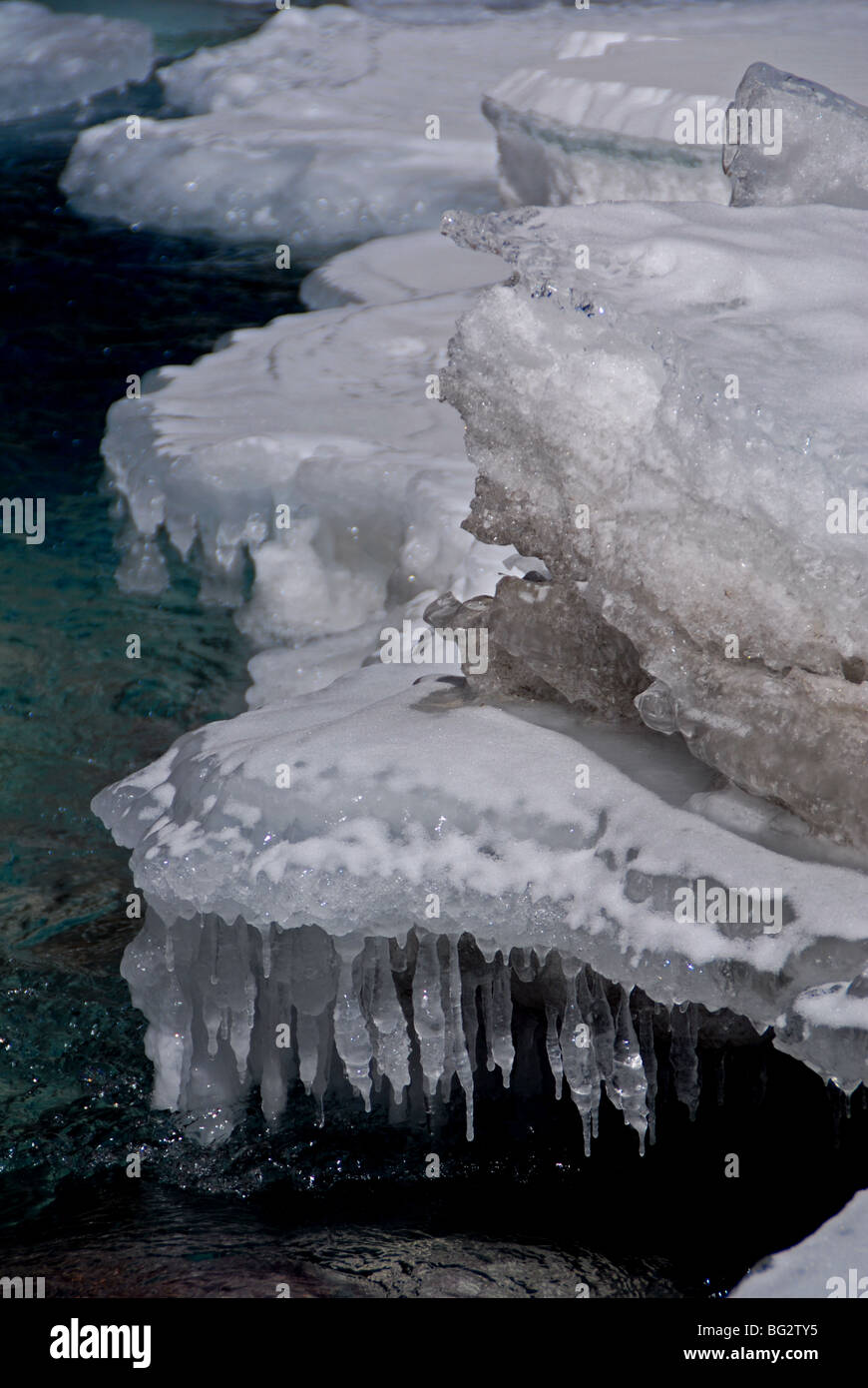 Eis, Schnee und Wasser Formationen auf dem Zanskar-Fluss im Winter gesehen. Stockfoto