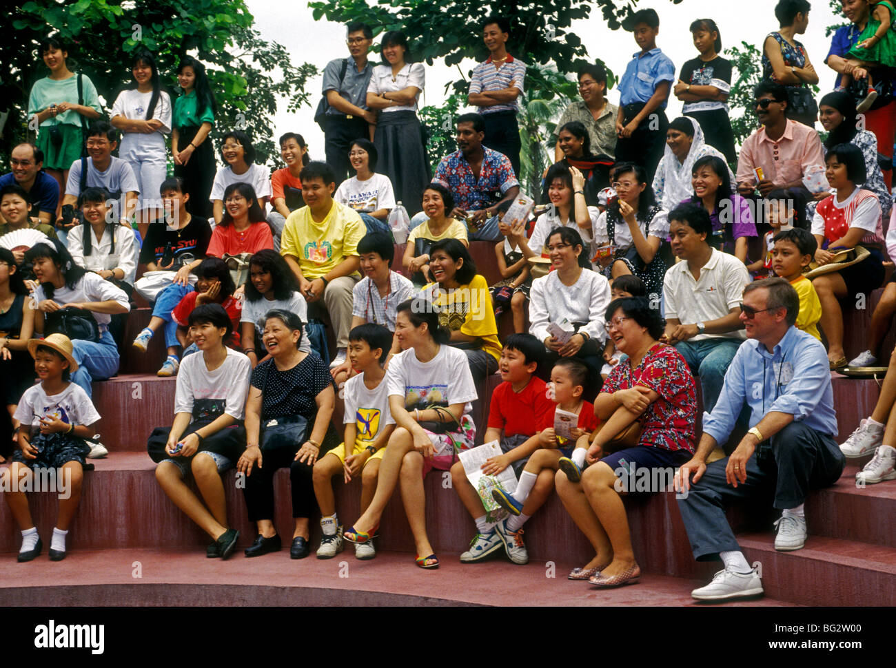 Singapurer, Singapur Menschen, Familien, Touristen, Besucher, Besuch, Tiger Balm Gardens, Theme Park, ehemals Haw Par Villa, Singapur Stockfoto