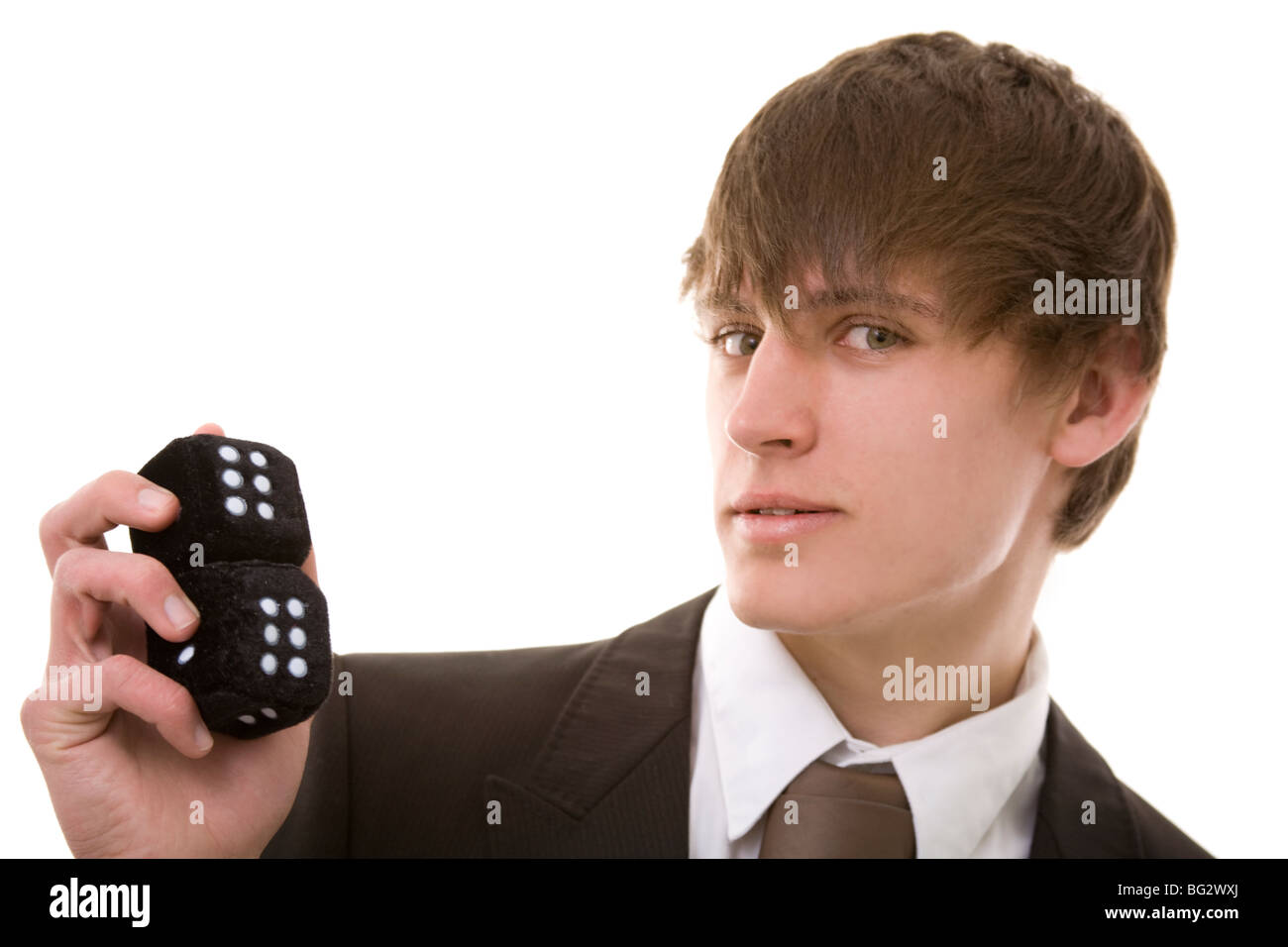 Junger Mann mit einer Reihe von Würfeln. gute Metapher für Glücksspiele, Wetten, Risiko etc. Stockfoto