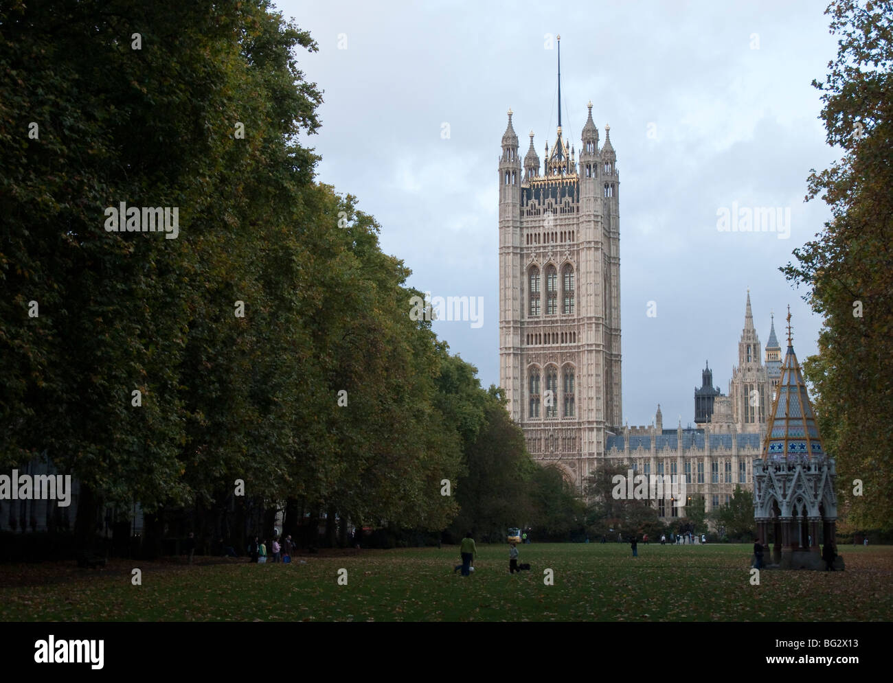 Ein Blick auf die Victoria Tower in der Palace of Westminster, London, Vereinigtes Königreich. Stockfoto