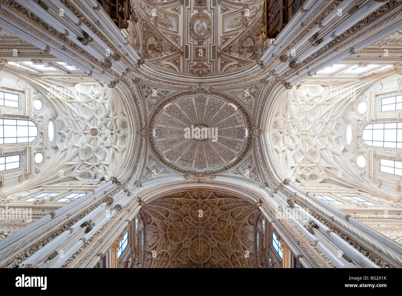 Die Kuppel über dem Hauptschiff der Kathedrale Santa Iglesia, die Moschee von Córdoba, Andalusien, Spanien Stockfoto