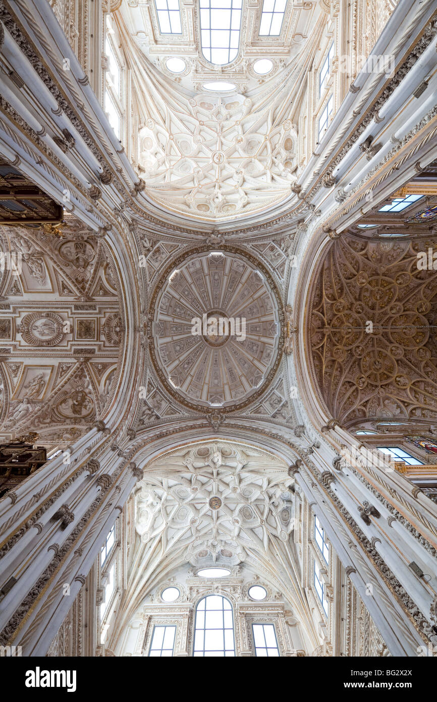 Die Kuppel über dem Hauptschiff der Kathedrale Santa Iglesia, die Moschee von Córdoba, Andalusien, Spanien Stockfoto