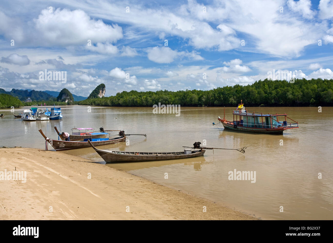 Angelboote/Fischerboote. Mae Nam Fluss. Krabi. Thailand Stockfoto