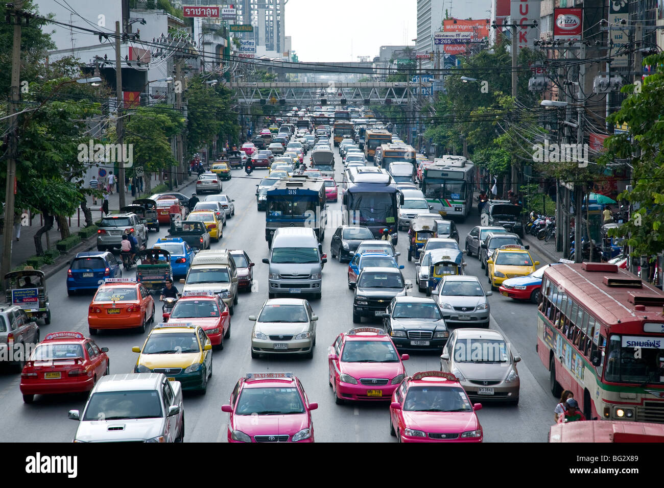 Verkehr in Bangkok. Phetchaburi Road. Thailand Stockfoto