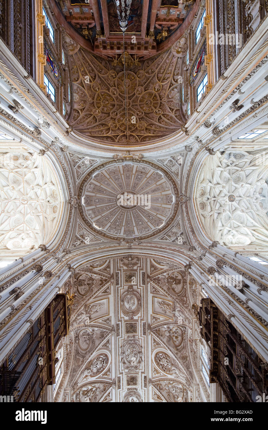 Die Kuppel über dem Hauptschiff der Kathedrale Santa Iglesia, die Moschee von Córdoba, Andalusien, Spanien Stockfoto