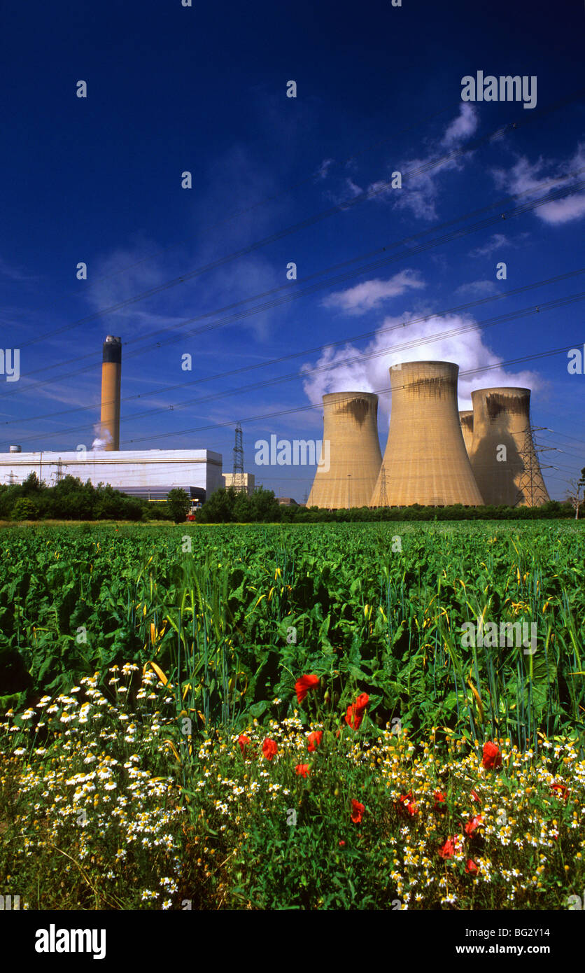 Dampfwolken steigen von Drax Kohle betriebene Kraftwerk Drax Yorkshire uk Stockfoto