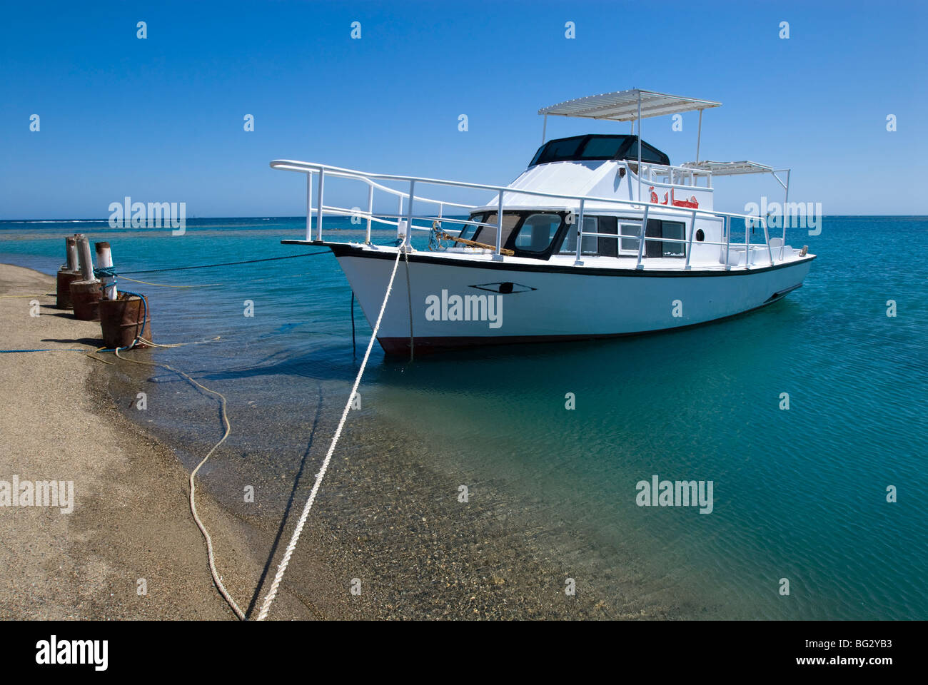 Boot vor Anker bei Marsa Alam, Rotes Meer, Ägypten, Nordafrika Stockfoto