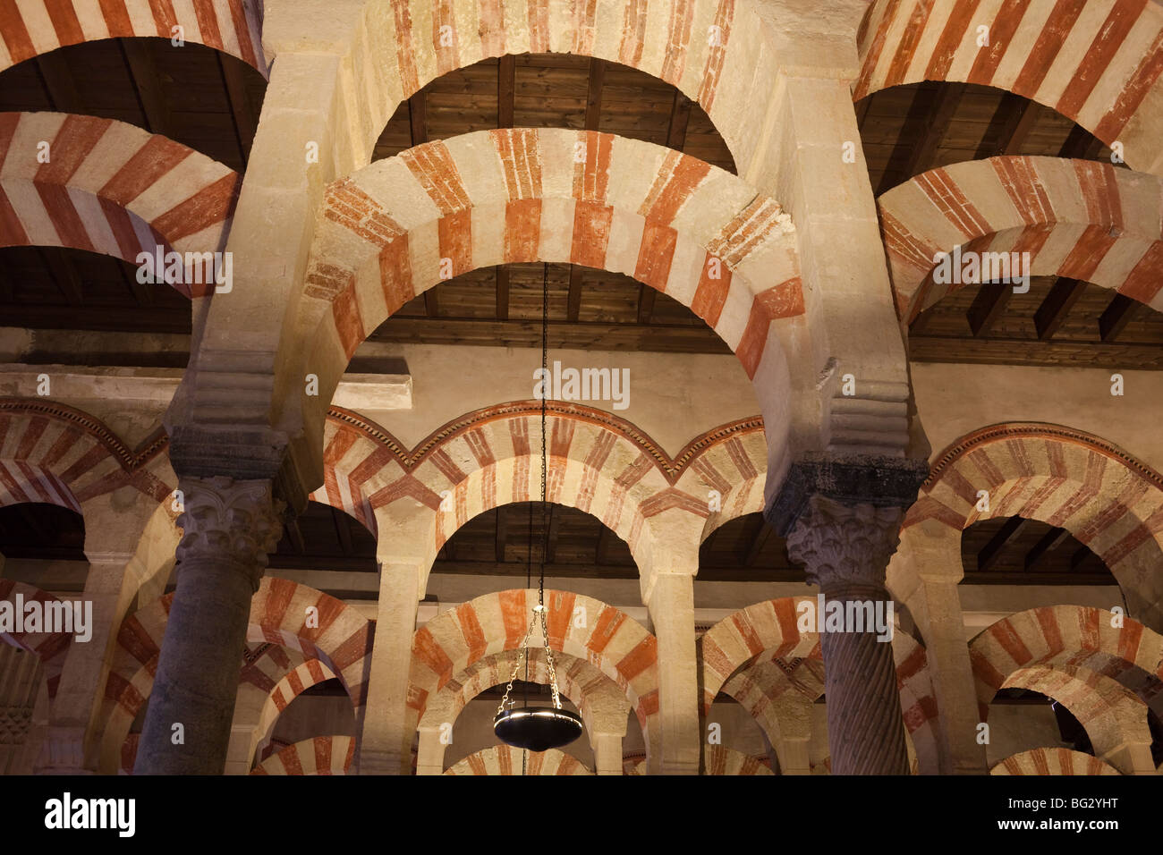 Bögen von Gebet Hall, Mezquita von Córdoba, Andalusien, Spanien Stockfoto