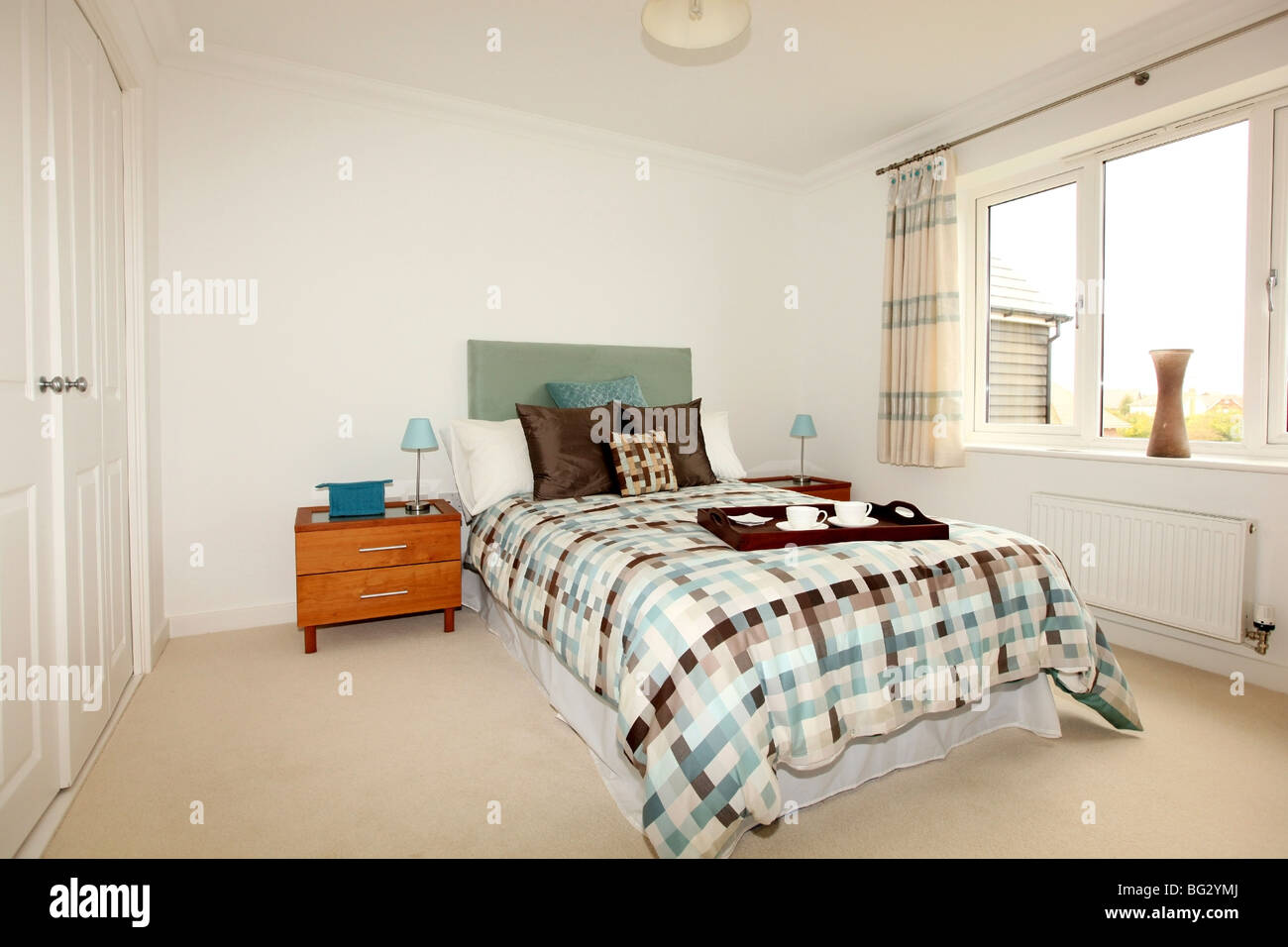 Moderne und zeitgenössische leuchtet hell Schlafzimmer mit Doppelbett Stockfoto