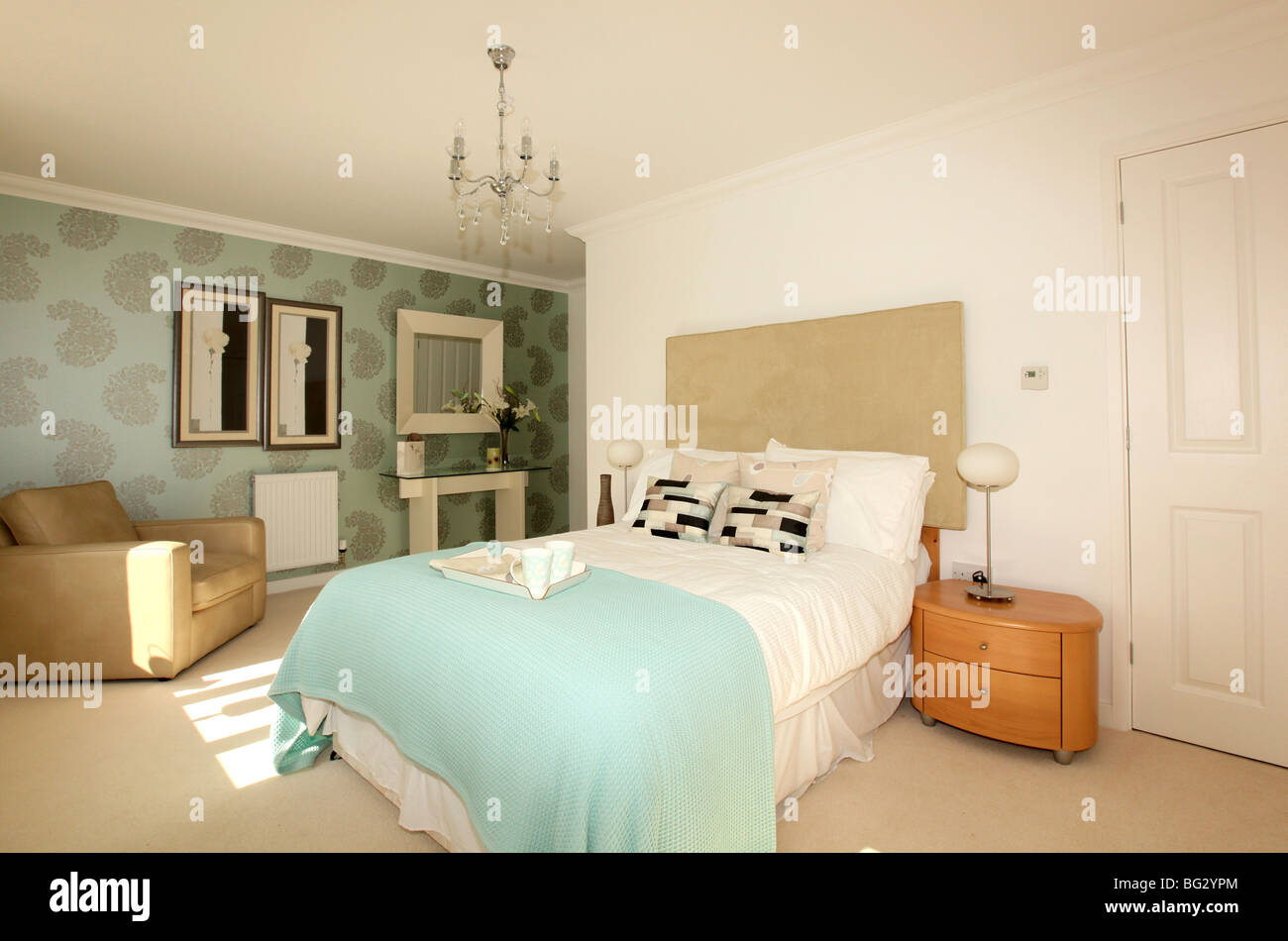 Moderne und zeitgenössische leuchtet hell Schlafzimmer mit Doppelbett Stockfoto