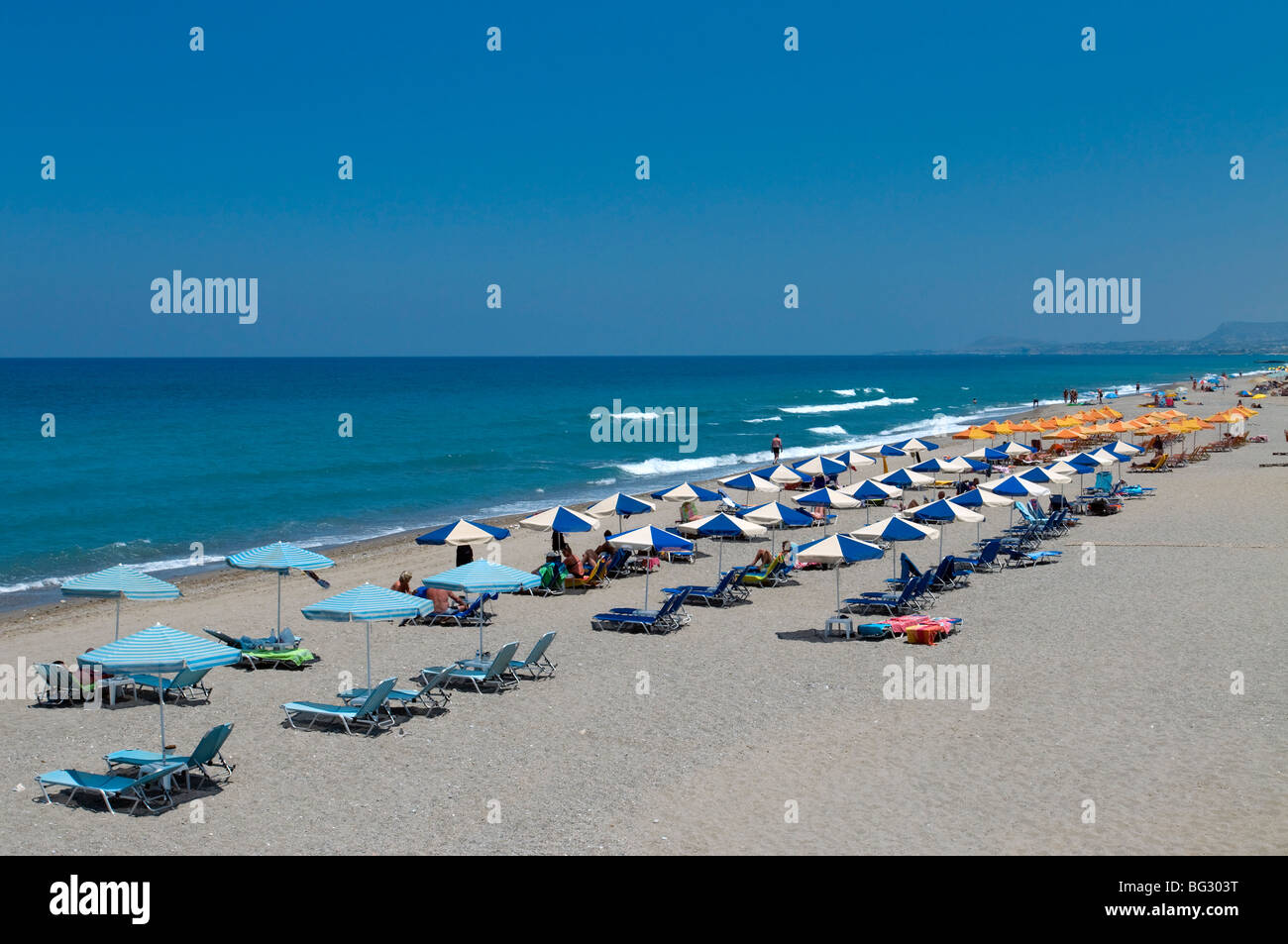 Sonnenliegen und Badegäste am Strand von Rethymnon, Kreta, Griechenland ...