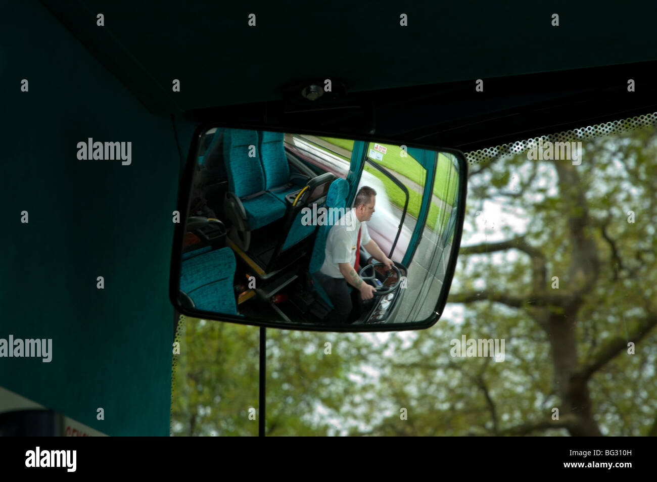 Reflexion der Busfahrer in internen Rückspiegel Spiegel Stockfoto