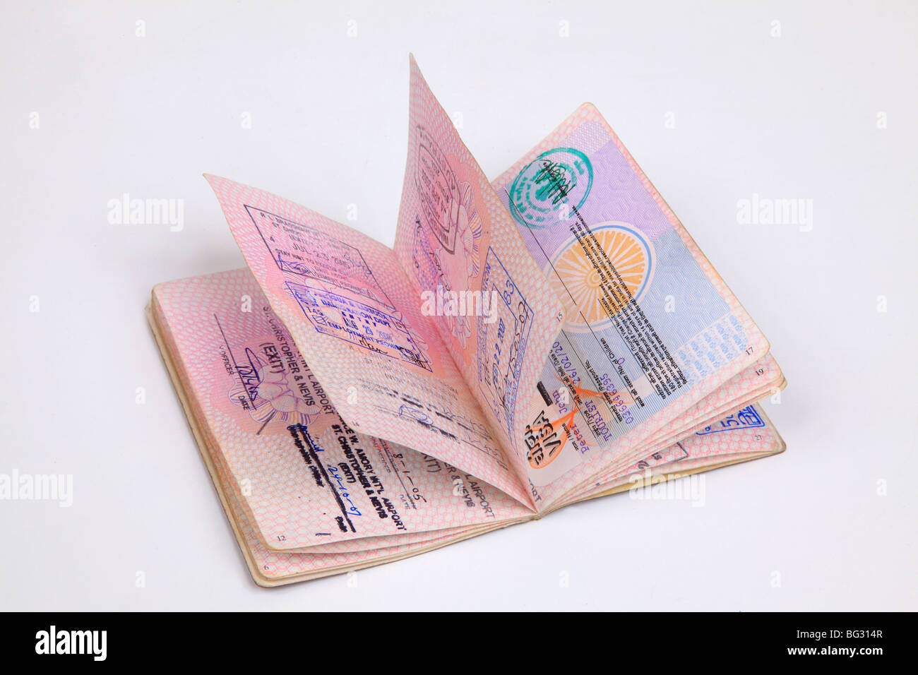 Britischen Reisepass Seiten mit Ziel Briefmarken aus verschiedenen Ländern. Stockfoto