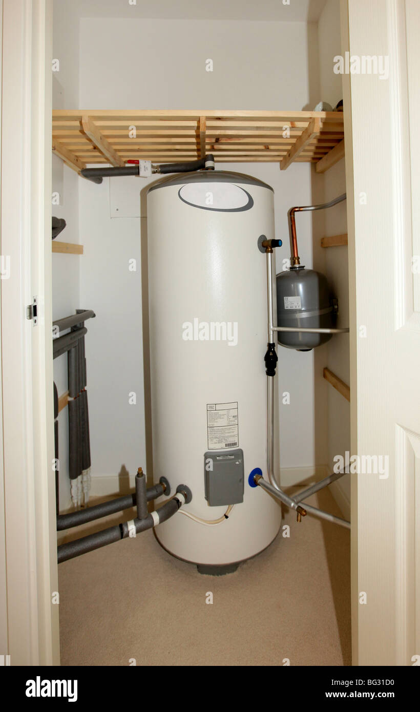 Moderne unvented indirekte heißes Wasser System Vorratsbehälter befindet sich in einer oberen Etage Trockenschrank Stockfoto