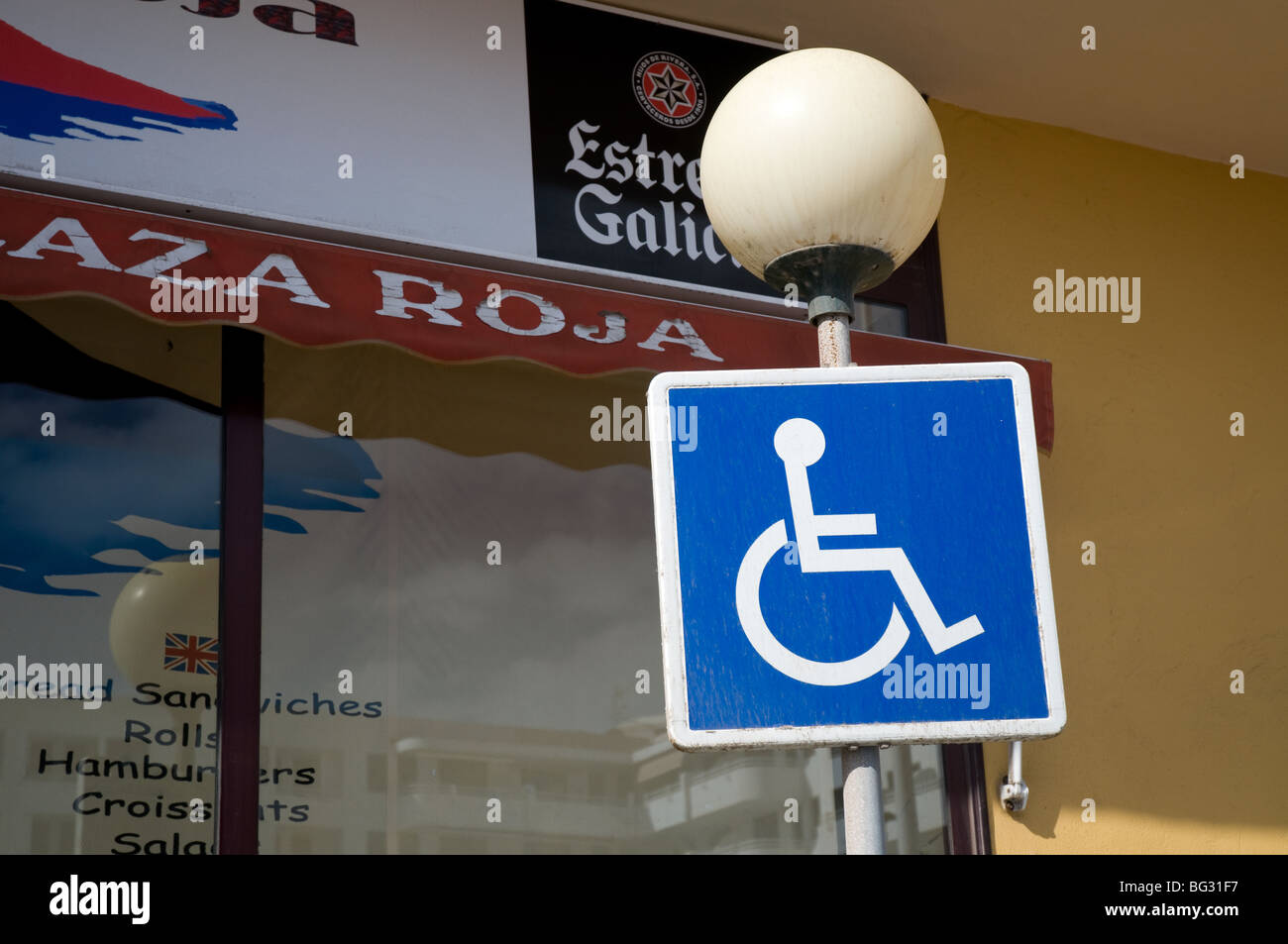 Deaktivierte Schild Parkplatz blau Abzeichen Teneriffa Spanien Stockfoto