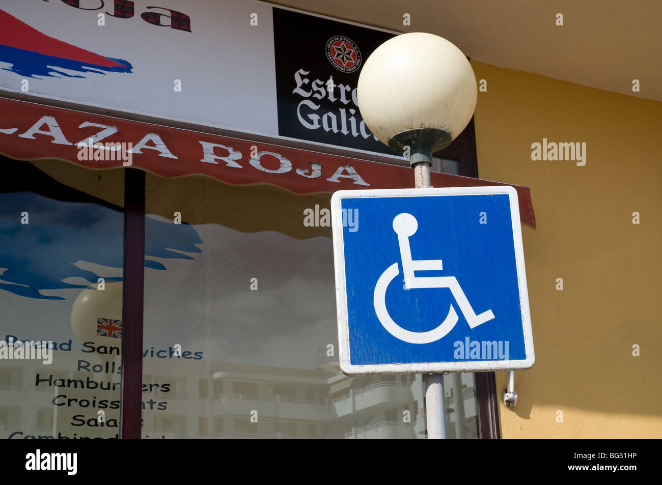 Behinderten Parkplatz Schild für blue-Badge Inhaber in Spanien Stockfoto